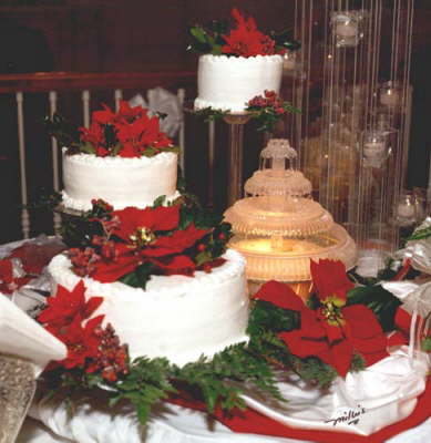 Christmas themed wedding cakes offer a wealth of opportunity for creativity